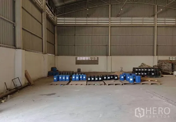 คลังสินค้า ขายในMueang Samut Prakan, Samut Prakan - พื้นที่การผลิตโล่ง เพดานสูง มีช่องระบายอากาศ เหมาะสำหรับเก็บสินค้า