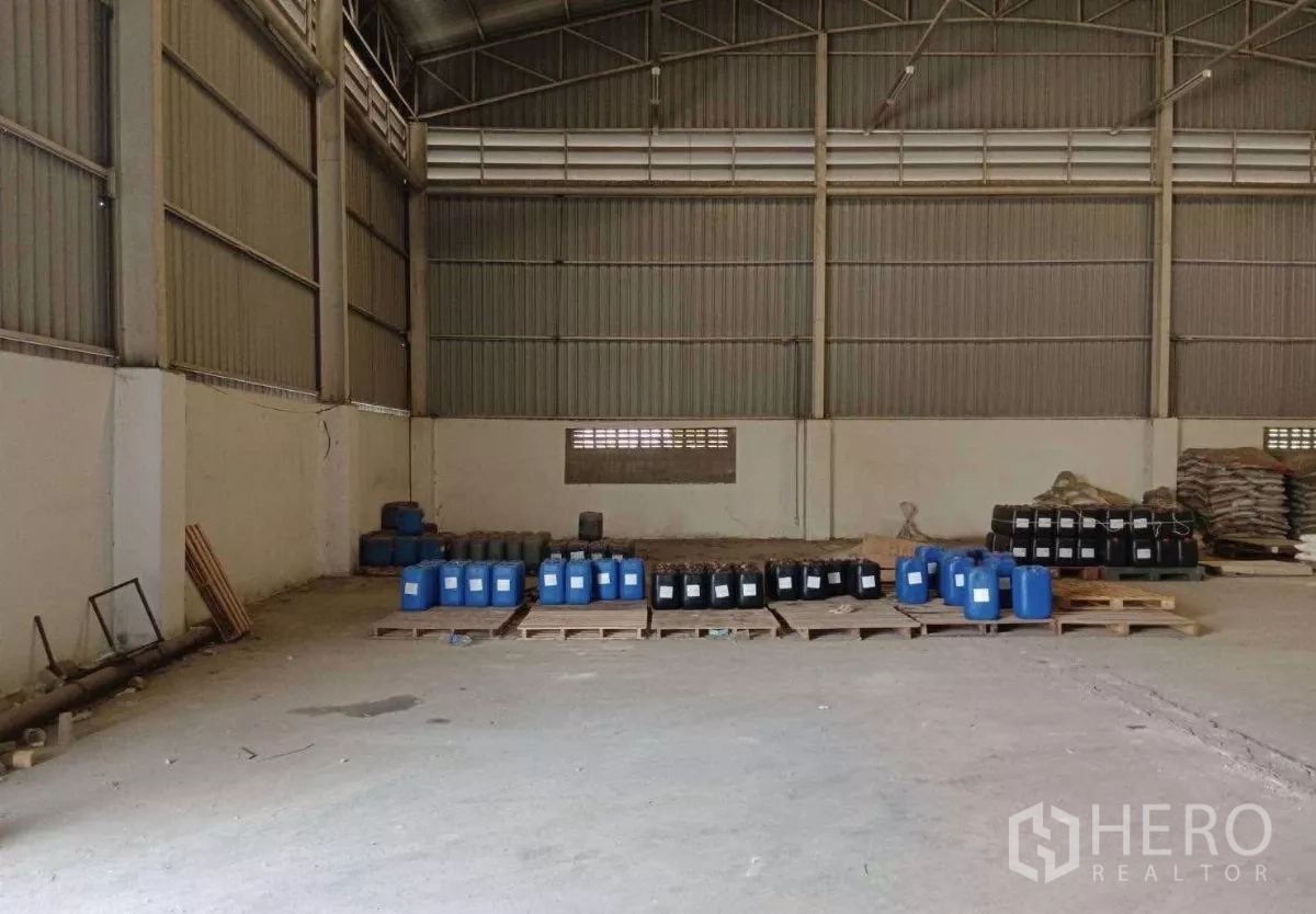 คลังสินค้า ขายในMueang Samut Prakan, Samut Prakan - พื้นที่การผลิตโล่ง เพดานสูง มีช่องระบายอากาศ เหมาะสำหรับเก็บสินค้า