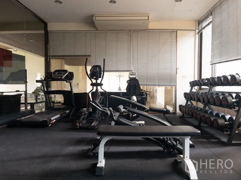 คอนโด ให้เช่าในKhlong San, Bangkok - ห้องฟิตเนสของโครงการ มีลู่วิ่ง ดัมเบล และอุปกรณ์ออกกำลังกายครบ