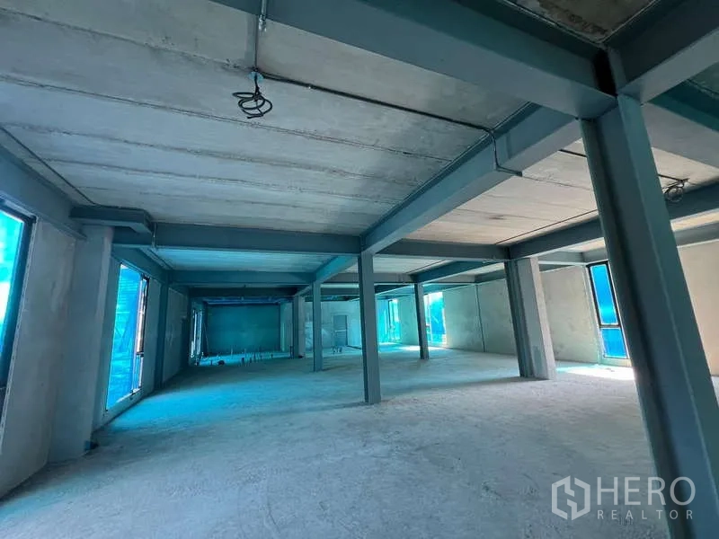 零售空间 出租在Pathum Wan, Bangkok - 宽敞未装修零售空间，规则柱网与高窗采光充足。