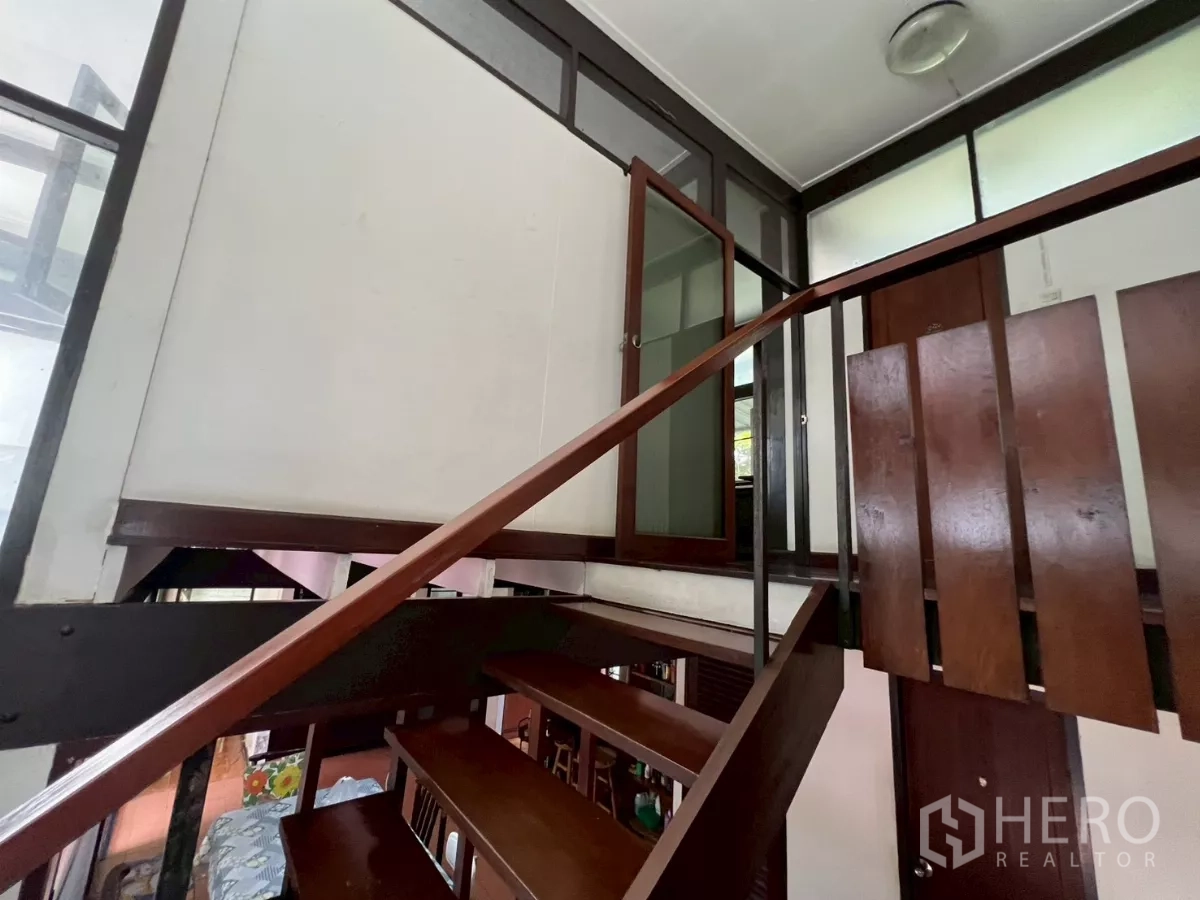 บ้าน ขายในKhlong Toei, Bangkok - บันไดไม้ขึ้นชั้นบน กั้นพื้นที่ด้วยผนังกระจก