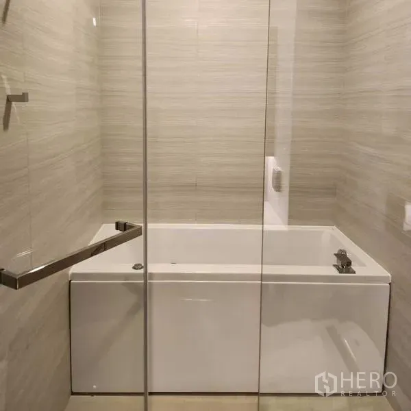 คอนโด ให้เช่าในWatthana, Bangkok - ห้องน้ำสมัยใหม่พร้อมอ่างอาบน้ำกั้นกระจกและผนังกระเบื้องโทนอ่อน