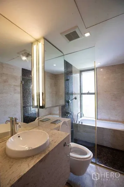 คอนโด ให้เช่าในYan Nawa, Bangkok - ห้องน้ำสไตล์โมเดิร์นพร้อมอ่างล้างหน้าเคาน์เตอร์หิน กระจกบานใหญ่ และอ่างอาบน้ำติดหน้าต่าง