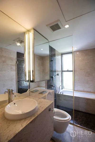 คอนโด ให้เช่าในYan Nawa, Bangkok - ห้องน้ำสไตล์โมเดิร์นพร้อมอ่างล้างหน้าเคาน์เตอร์หิน กระจกบานใหญ่ และอ่างอาบน้ำติดหน้าต่าง