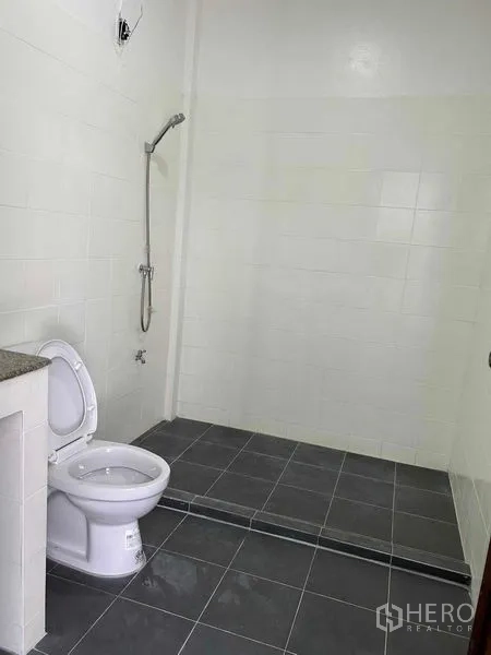 สำนักงานที่บ้าน ให้เช่าหรือขายในSuan Luang, Bangkok - ห้องน้ำสไตล์มินิมอล แบบฝักบัวแยกส่วน โถสุขภัณฑ์ และพื้นกระเบื้องสีเทา