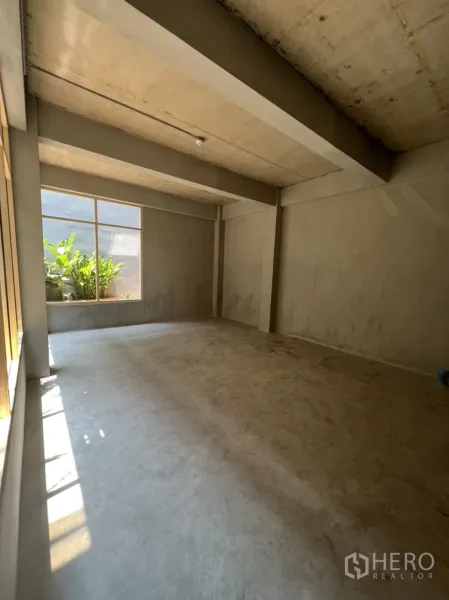 零售空间 出租在Watthana, Bangkok - 未装修的室内，高挑层高与裸露梁，侧窗采光充足