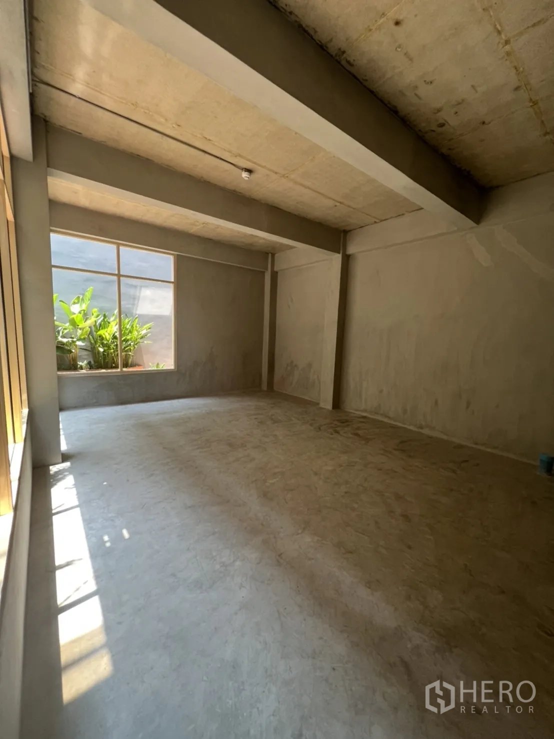 零售空间 出租在Watthana, Bangkok - 未装修的室内，高挑层高与裸露梁，侧窗采光充足