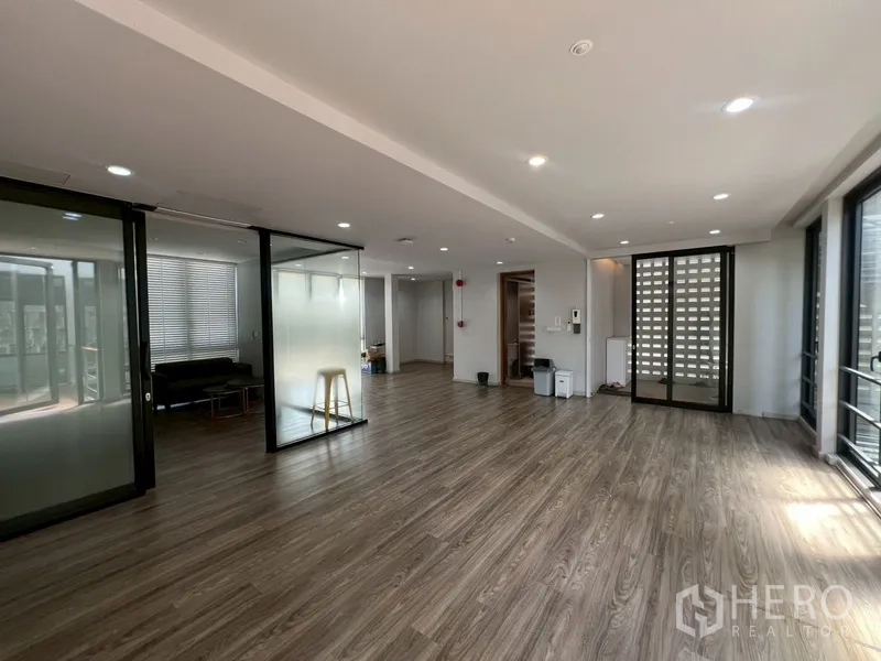 带办公室的家 出租或出售在Phra Khanong, Bangkok - 开放办公层，木纹地板与玻璃隔间