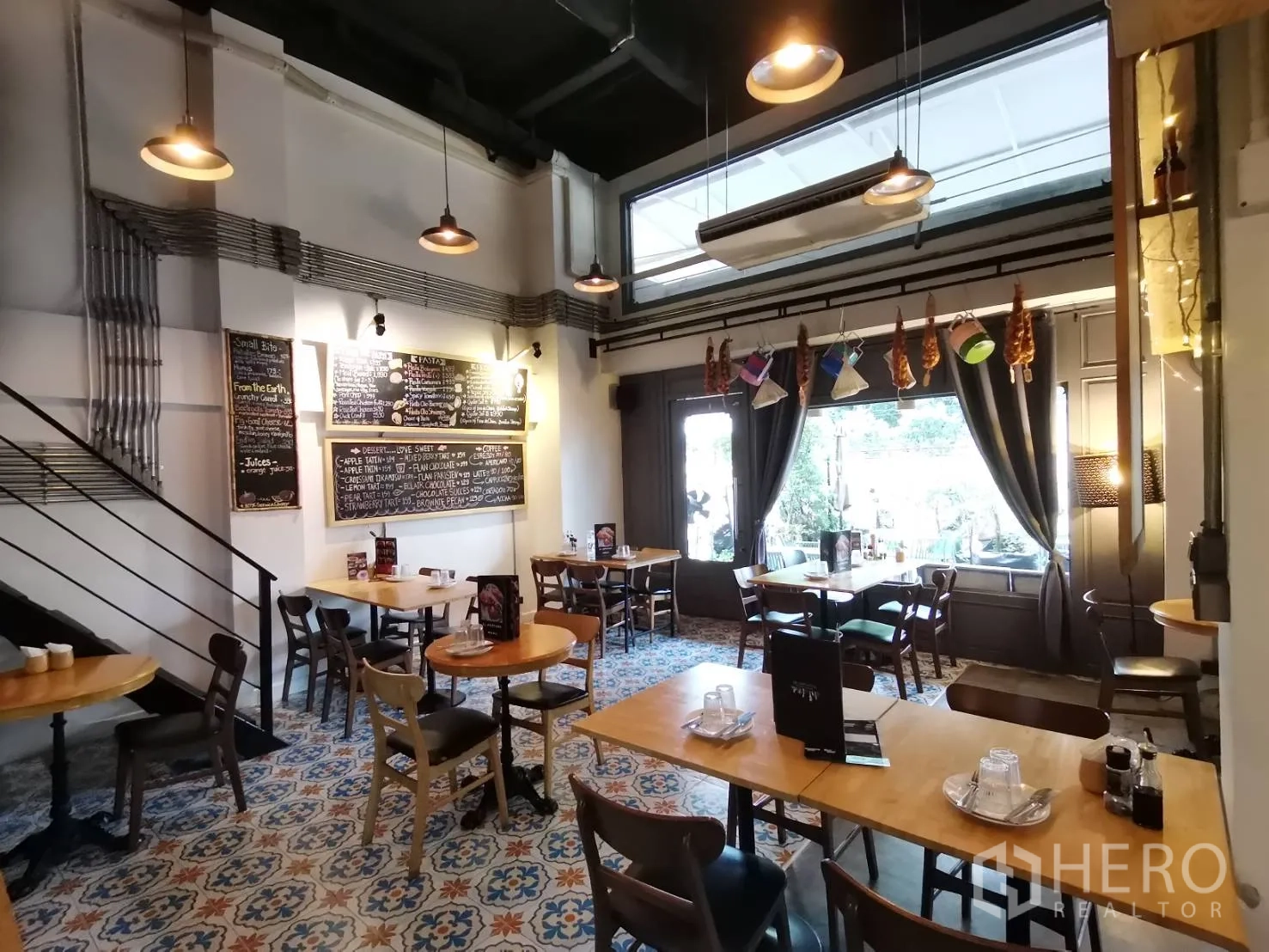 零售空间 出租在Watthana, Bangkok - 明亮餐厅，吊灯、大窗与黑板菜单。