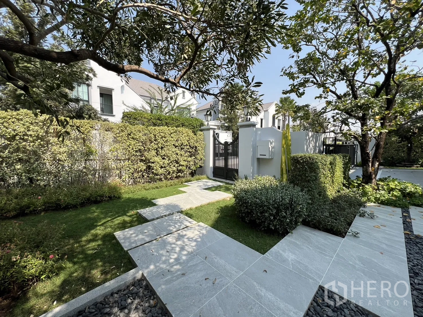 Detached House for rent in Saphan Sung, Bangkok - Landscaped front yard with stepping stones, hedges and lawn.