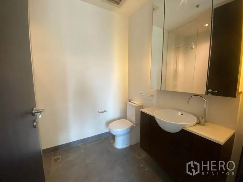 Condominium for rent in Yan Nawa, Bangkok - Second bathroom with vanity, large mirror cabinet and toilet.