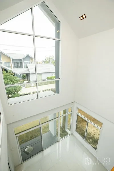 บ้าน ให้เช่าหรือขายในLam Luk Ka, Pathum Thani - มุมมองจากชั้นบนลงสู่โถงนั่งเล่นดับเบิลวอยซ์และหน้าต่างสูง