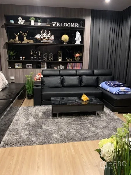 สำนักงานที่บ้าน ให้เช่าในSaphan Sung, Bangkok - เลาจน์ร่วมสมัย โซฟาหนังสีดำ ชั้นโชว์ตกแต่ง และพรมสีเทา