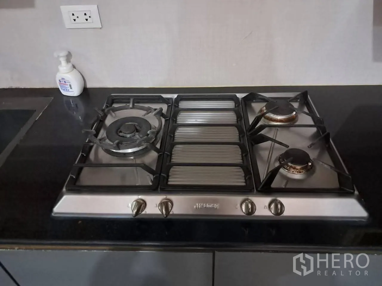 联排别墅 for rent in Bang Kapi, Bangkok - 不锈钢多头燃气灶的近景特写。