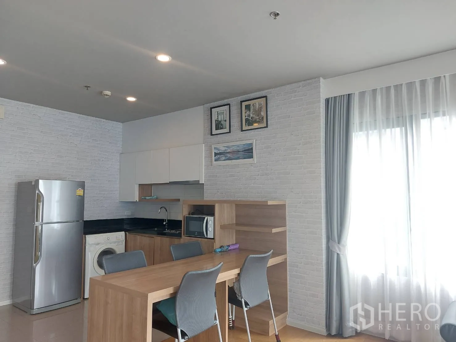 คอนโด ให้เช่าในWatthana, Bangkok - ครัวบิลท์อินพร้อมตู้เย็น เครื่องซักผ้า ไมโครเวฟ และโต๊ะทานข้าว