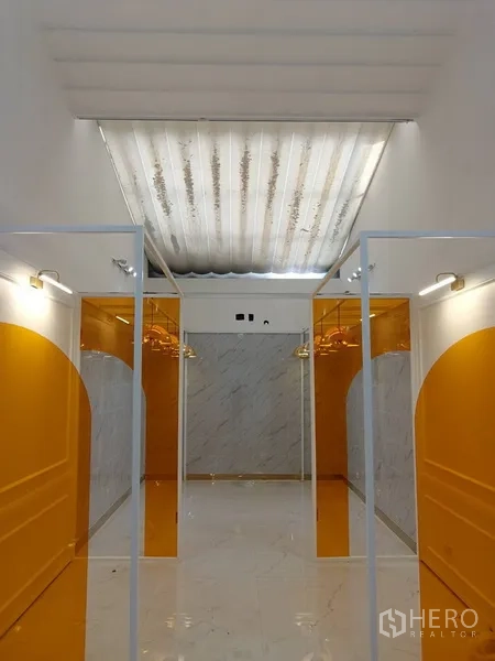 อาคารพาณิชย์ ให้เช่าในWatthana, Bangkok - บูธกั้นสีส้มสไตล์ห้องลอง ใต้ช่องแสงสกายไลท์ ฉากหลังลายหินอ่อน