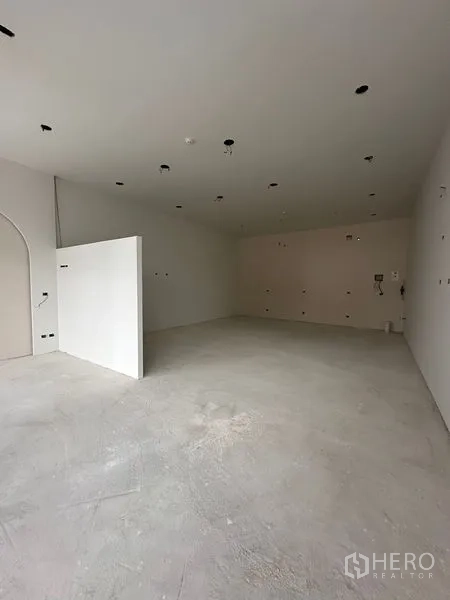 零售空间 出租在Bang Na, Bangkok - 开放式毛坯室内，高挑天花与水泥地面，适合按需装修。