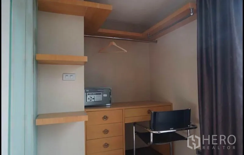 คอนโด ให้เช่าในKhlong Toei, Bangkok - มุมทำงานและวอล์กอินคลอเส็ตกะทัดรัด พร้อมโต๊ะ ชั้นวาง และราวแขวน