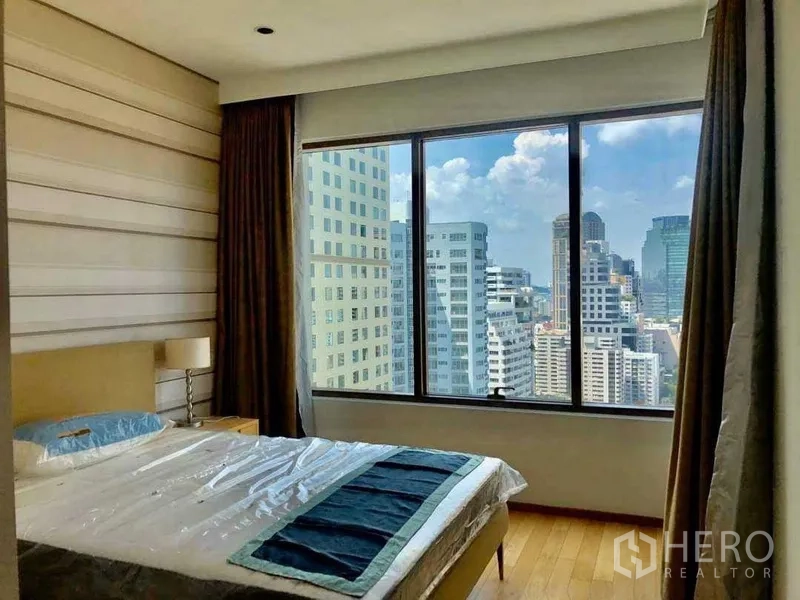 คอนโด ขายในKhlong Toei, Bangkok - ห้องนอนที่สองพร้อมหน้าต่างบานใหญ่และวิวตึกสูง