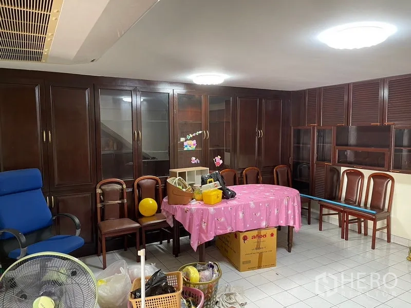 สำนักงานที่บ้าน ให้เช่าในWatthana, Bangkok - ห้องพื้นกระเบื้องพร้อมตู้บิลท์อินไม้สีเข้มและเก้าอี้ เหมาะเป็นที่เก็บของหรือห้องประชุม