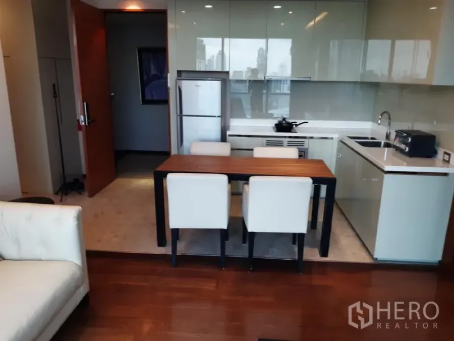 公寓 出租或出售在Khlong Toei, Bangkok - 开放式厨房，亮面橱柜，冰箱及四人餐桌。