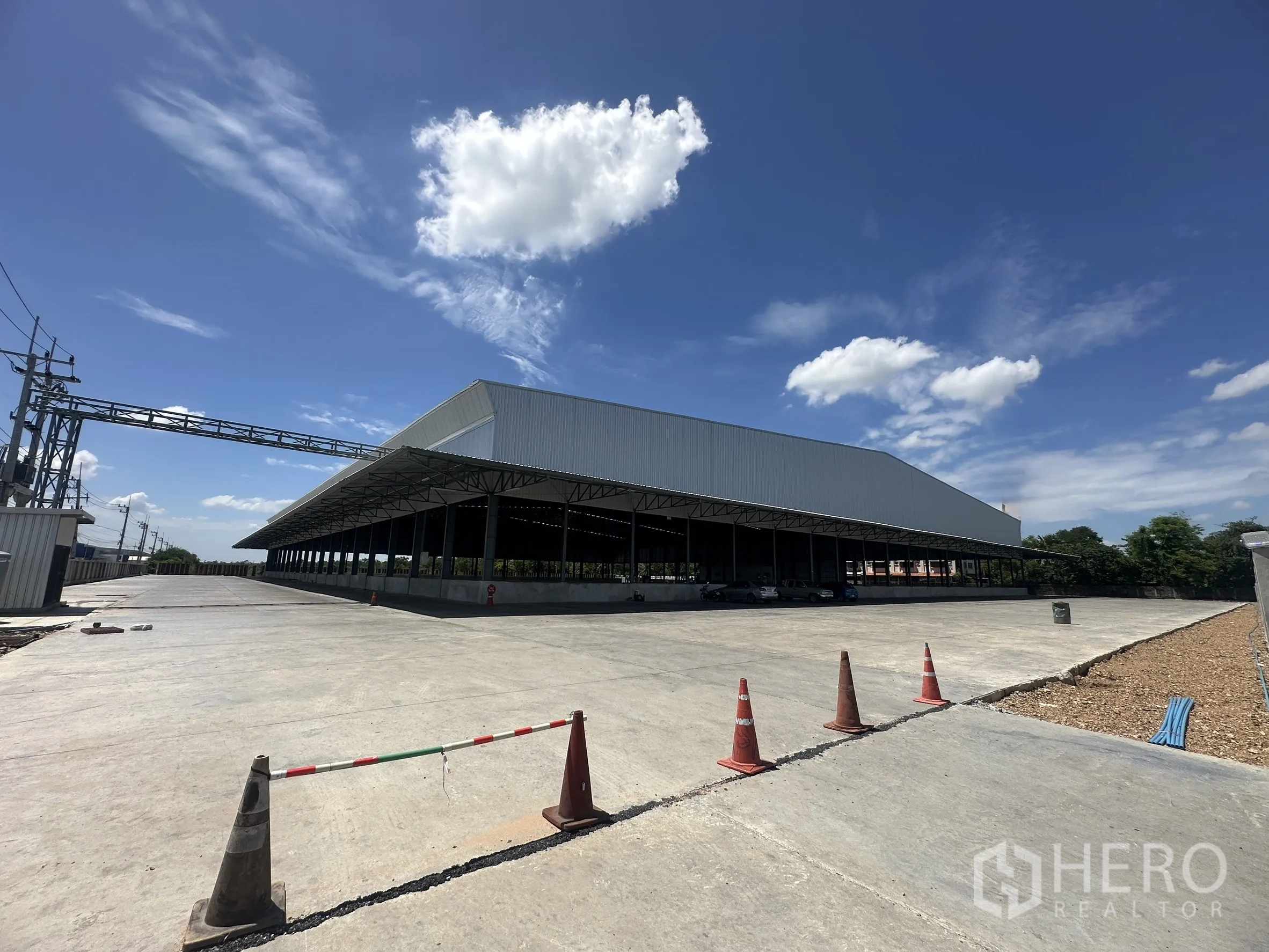 โกดัง for rent in Wang Noi, Phra Nakhon Si Ayutthaya - ลานคอนกรีตหน้าคลังสินค้าพร้อมชานโหลดยาวและพื้นที่กลับรถกว้าง