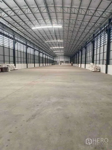 货栈 出租在Si Racha, Chon Buri - 仓库内部宽敞挑高，钢结构屋顶与平整混凝土地面