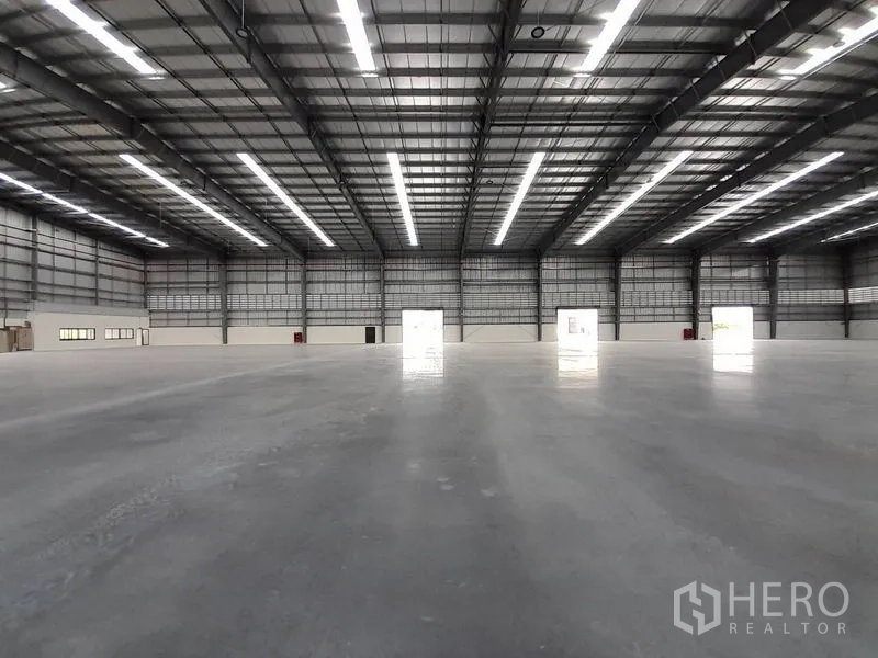 工厂 出租在Mueang Rayong, Rayong - 通透无柱的工业大厅，设多处装卸门与条形照明。