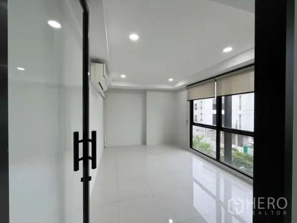 สำนักงาน ให้เช่าในPrawet, Bangkok - ออฟฟิศแบบเปิดกว้าง กระจกเต็มบาน ม่านม้วน แอร์แยก และไฟ LED