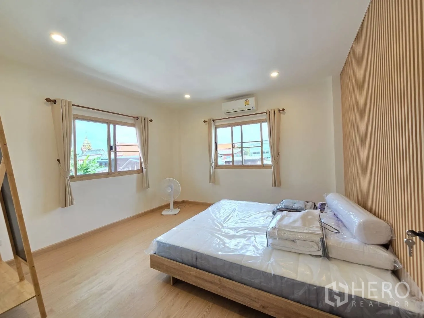 独立式住宅 出售在Suan Luang, Bangkok - 采光充足的卧室，两扇窗与空调，配双人床。