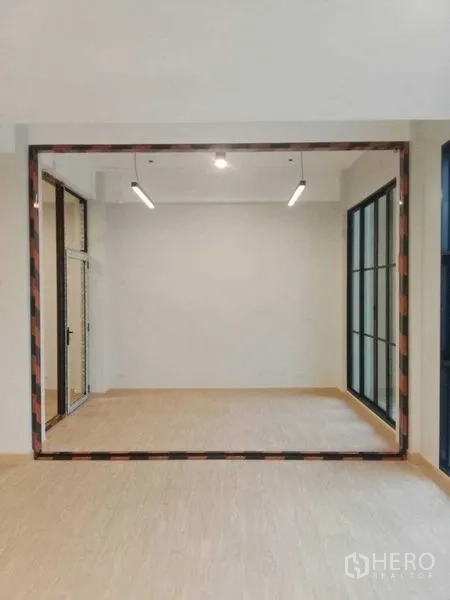 สำนักงานที่บ้าน ให้เช่าในBang Kapi, Bangkok - ห้องสี่เหลี่ยมพร้อมเฟรมกระจก เตรียมกั้นเป็นห้องประชุม.