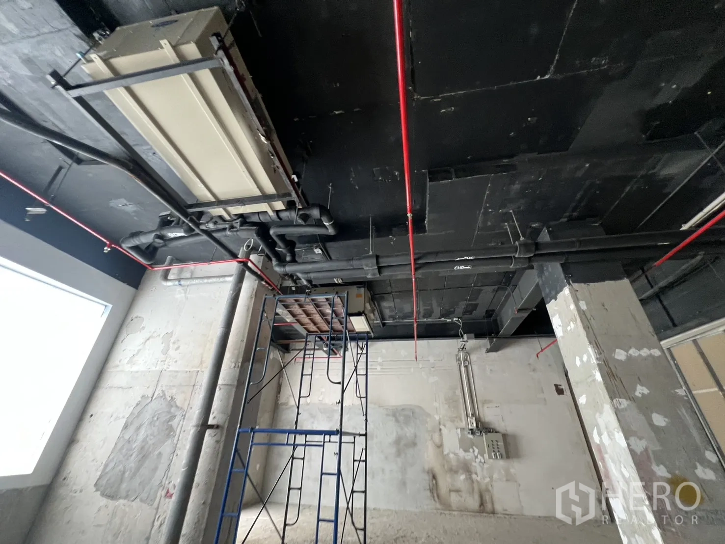 Retail Space for rent in Pathum Wan, Bangkok - Exposed ceiling with ducts, pipes, and fire sprinkler lines.