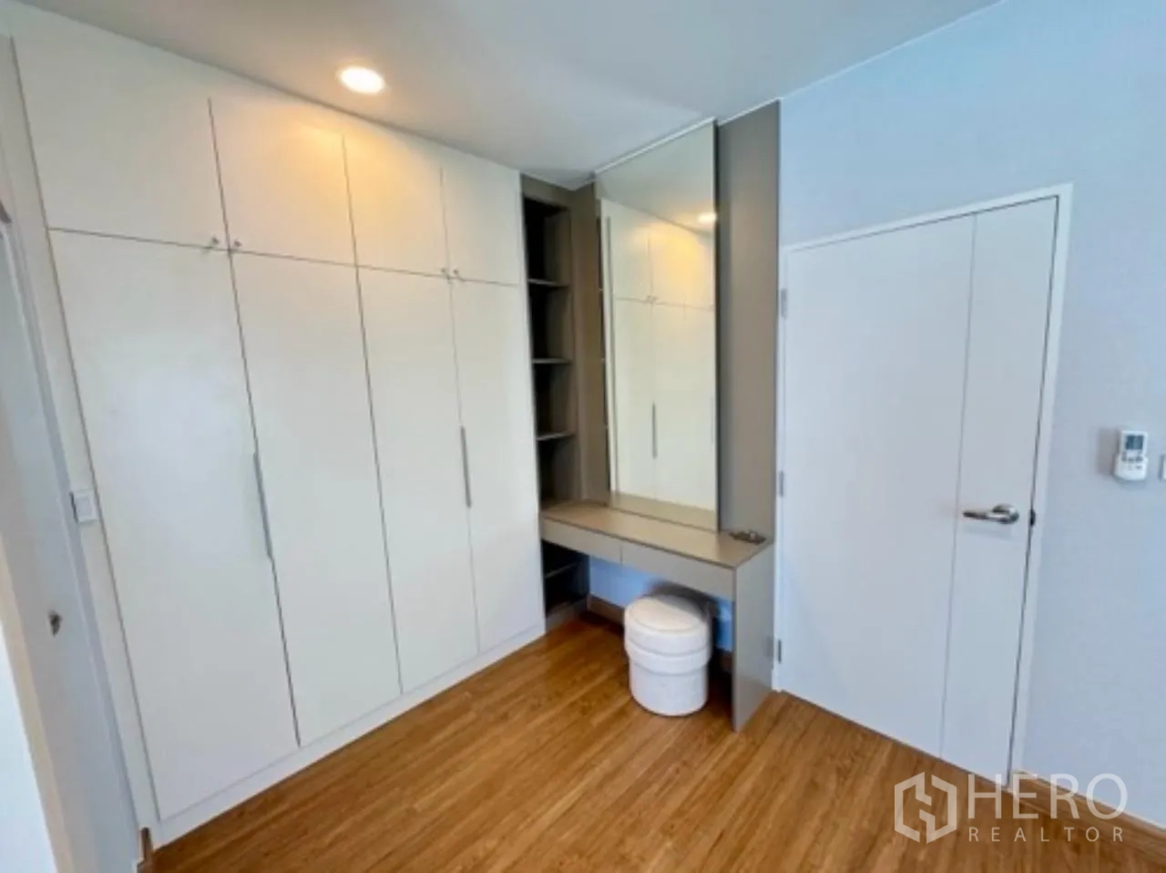 独栋房屋 for rent in Bang Phli, Samut Prakan - 更衣角带高柜、穿衣镜与梳妆台。