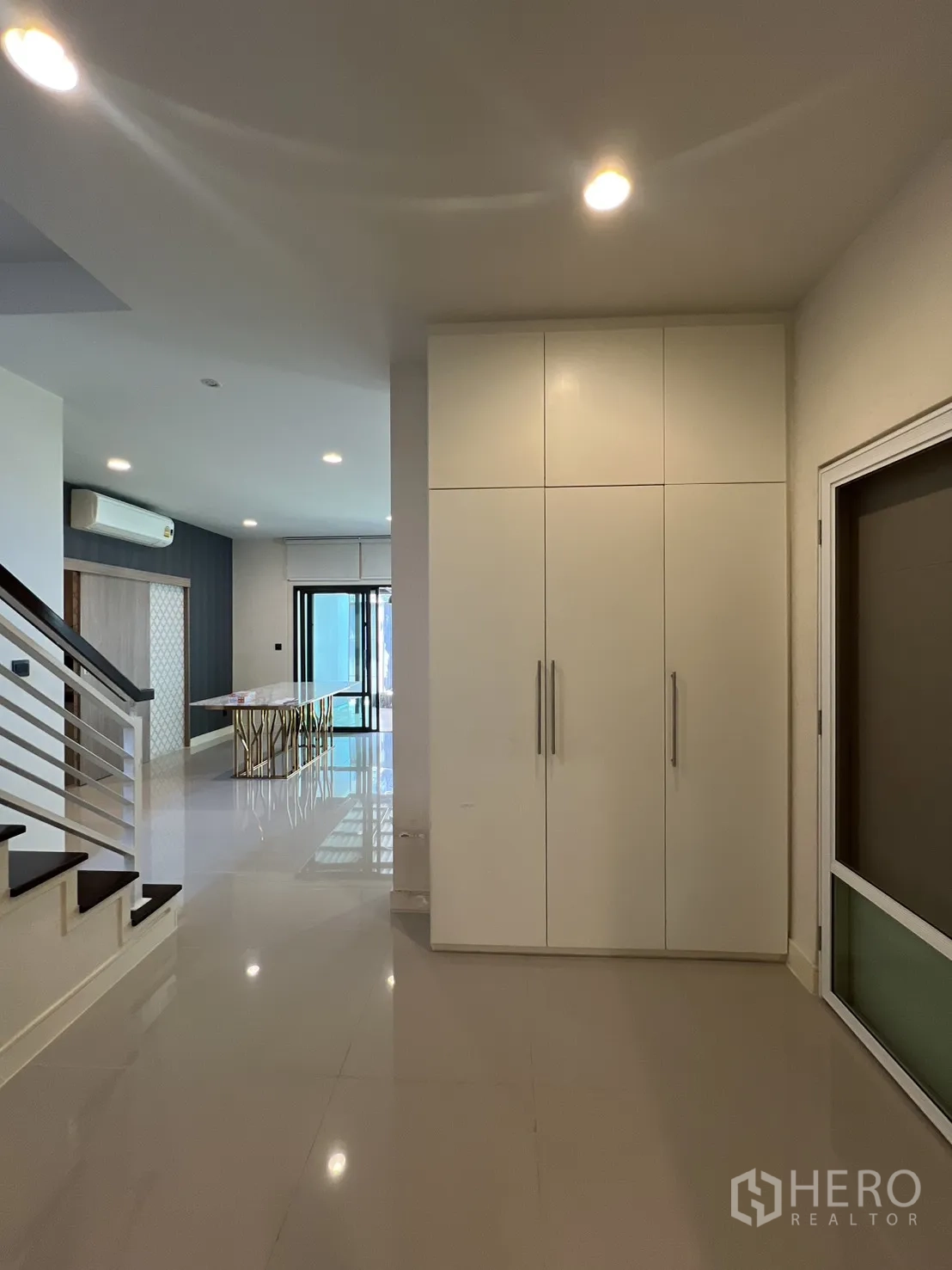 独立式住宅 出售在Bang Kapi, Bangkok - 楼梯旁走廊设白色嵌入式收纳柜。