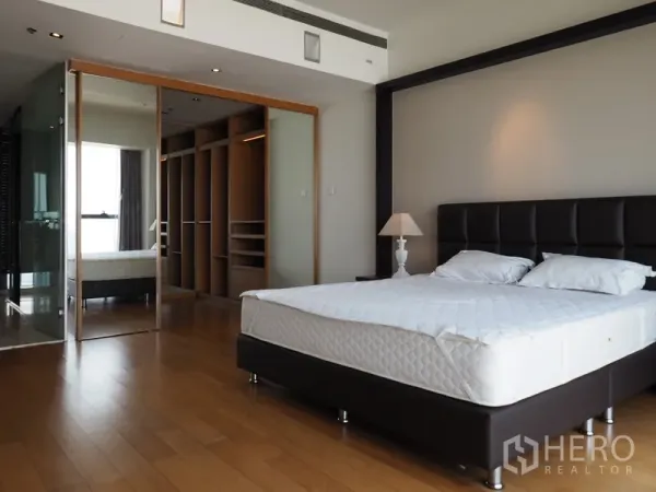 คอนโด ให้เช่าในSathon, Bangkok - ห้องนอนหลักเตียงคิง พร้อมวอล์กอินคลอเซ็ตและห้องน้ำกระจกในตัว