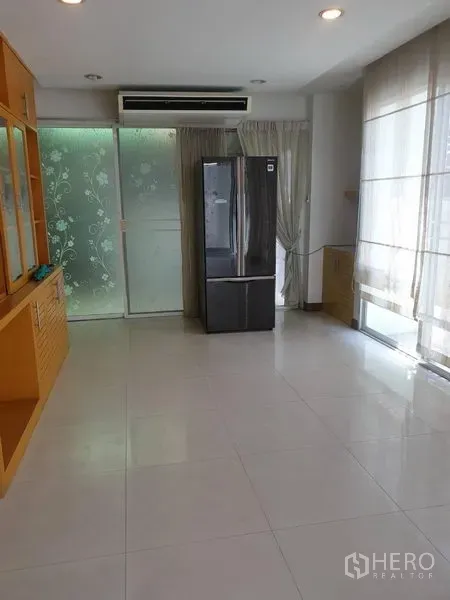 ทาวน์เฮาส์ ให้เช่าหรือขายในYan Nawa, Bangkok - โถงนั่งเล่น-ทานอาหาร พื้นกระเบื้องสว่าง ม่านสูงจรดเพดาน ประตูกระจกฝ้า และตู้เย็น