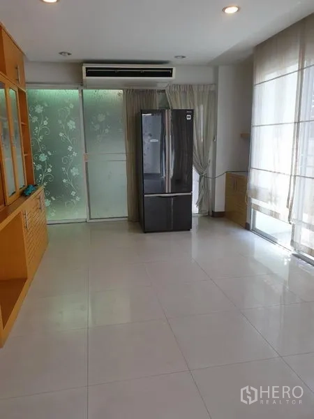 ทาวน์เฮาส์ ให้เช่าหรือขายในYan Nawa, Bangkok - โถงนั่งเล่น-ทานอาหาร พื้นกระเบื้องสว่าง ม่านสูงจรดเพดาน ประตูกระจกฝ้า และตู้เย็น