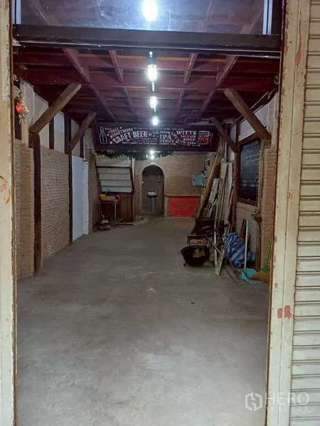 Shophouse for rent in Pom Prap Sattru Phai, Bangkok - Long narrow shop hall with brick sidewalls and concrete floor ready to renovate.