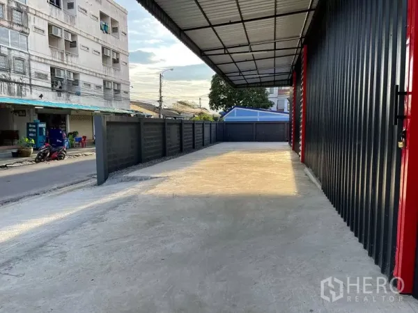 คลังสินค้า ให้เช่าในBang Kapi, Bangkok - พื้นที่โหลดของพื้นคอนกรีตกว้าง มีหลังคาตลอดแนวข้างโกดัง เหมาะรถบรรทุก