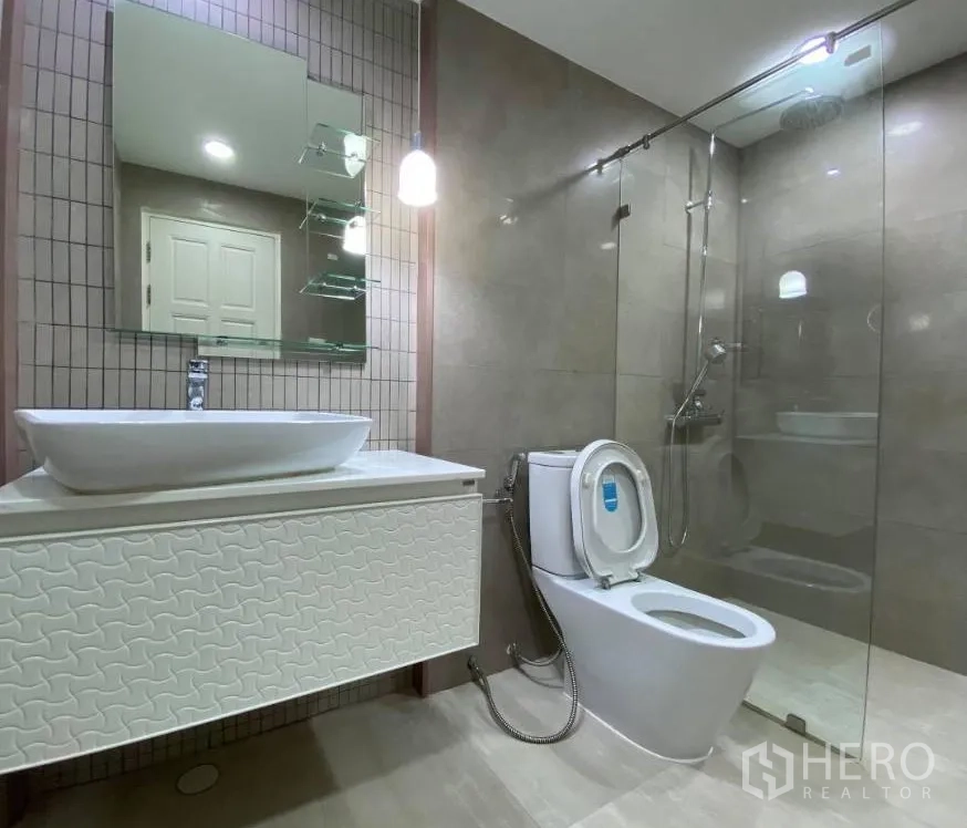 คอนโด ให้เช่าในWatthana, Bangkok - ห้องน้ำโมเดิร์น ฝักบัวกระจกกั้น อ่างล้างหน้าแบบวางบนเคาน์เตอร์ และกระจกบานใหญ่