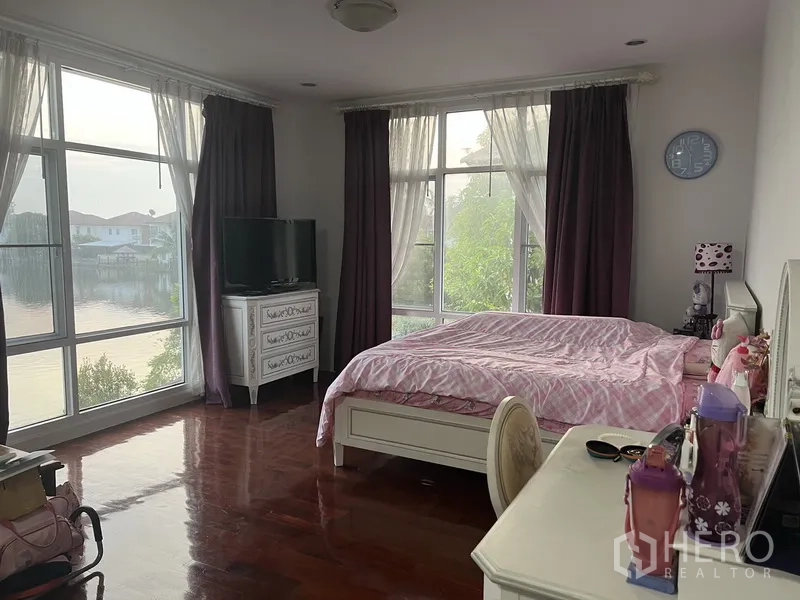 บ้าน ให้เช่าหรือขายในLat Krabang, Bangkok - ห้องนอนมาสเตอร์มุมกว้าง กระจกเต็มบาน พื้นไม้ มองเห็นวิวทะเลสาบ.