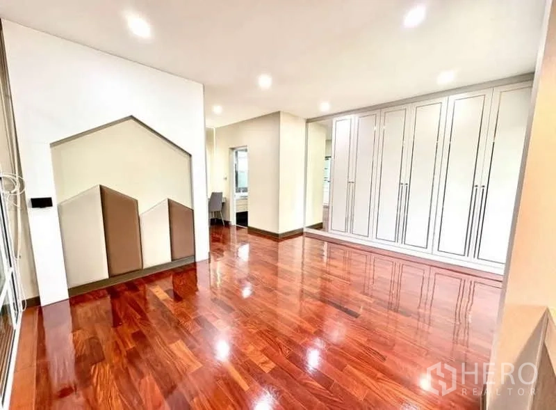 Detached House for rent in Phasi Charoen, Bangkok - Upstairs landing with full-height wardrobes and feature stairwell.