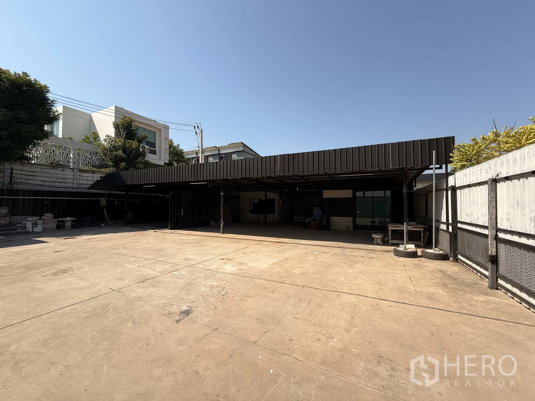 คลังสินค้า for rent in Lat Krabang, Bangkok - ลานคอนกรีตภายในรั้วสูง มีพื้นที่ทำงานหลังคาเมทัลชีทและรั้วรอบขอบชิด