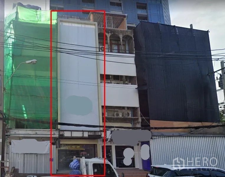 店屋 出租在Watthana, Bangkok - 已标示范围的狭长多层店屋外立面。