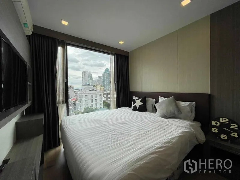公寓 出租在Watthana, Bangkok - 卧室设落地窗、遮光窗帘、壁挂电视与城市景观。
