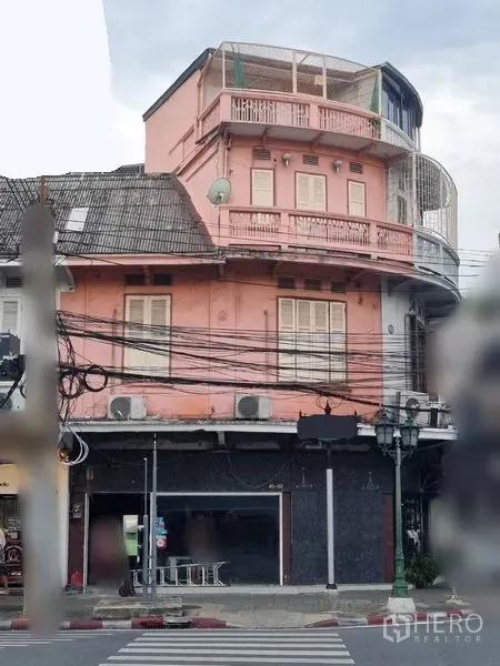 店屋 出租在Phra Nakhon, Bangkok - 粉色转角店屋外观，多层阳台临街。