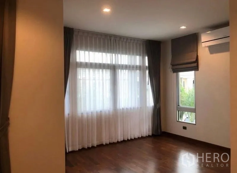 บ้าน ให้เช่าในLat Krabang, Bangkok - ห้องนอนมุมบ้าน พื้นไม้ หน้าต่างบานใหญ่และผ้าม่าน