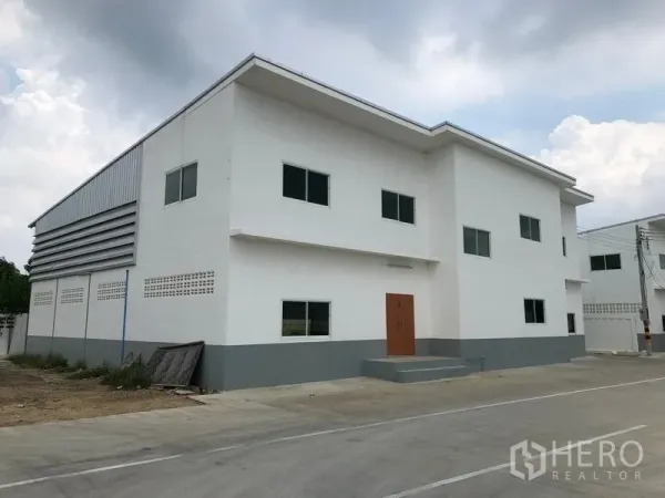 คลังสินค้า ให้เช่าในSam Khok, Pathum Thani - อาคารสำนักงาน 2 ชั้นติดโกดัง ผนังสีขาว สภาพใหม่ และทางเข้าออกสะดวก