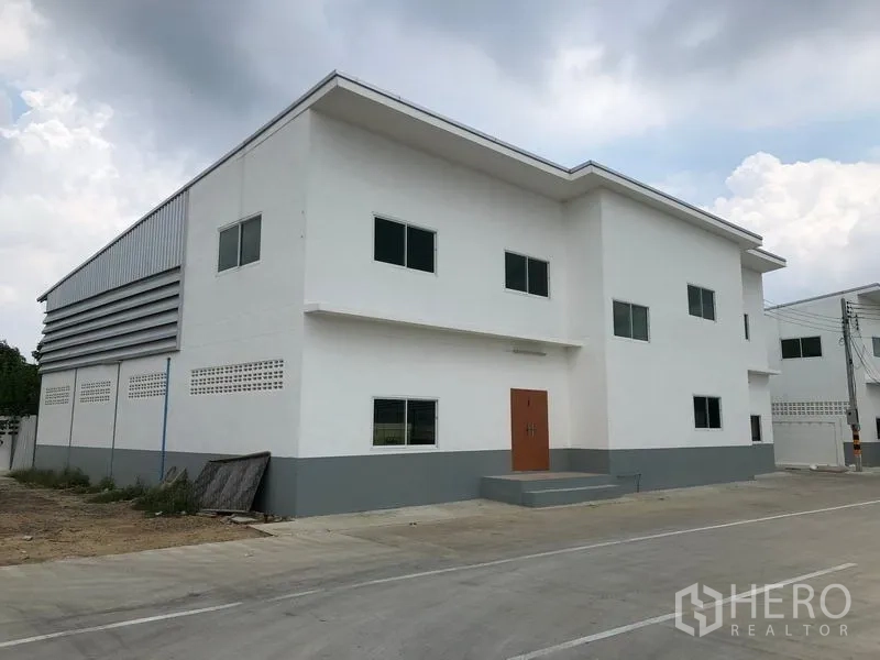 คลังสินค้า ให้เช่าในSam Khok, Pathum Thani - อาคารสำนักงาน 2 ชั้นติดโกดัง ผนังสีขาว สภาพใหม่ และทางเข้าออกสะดวก