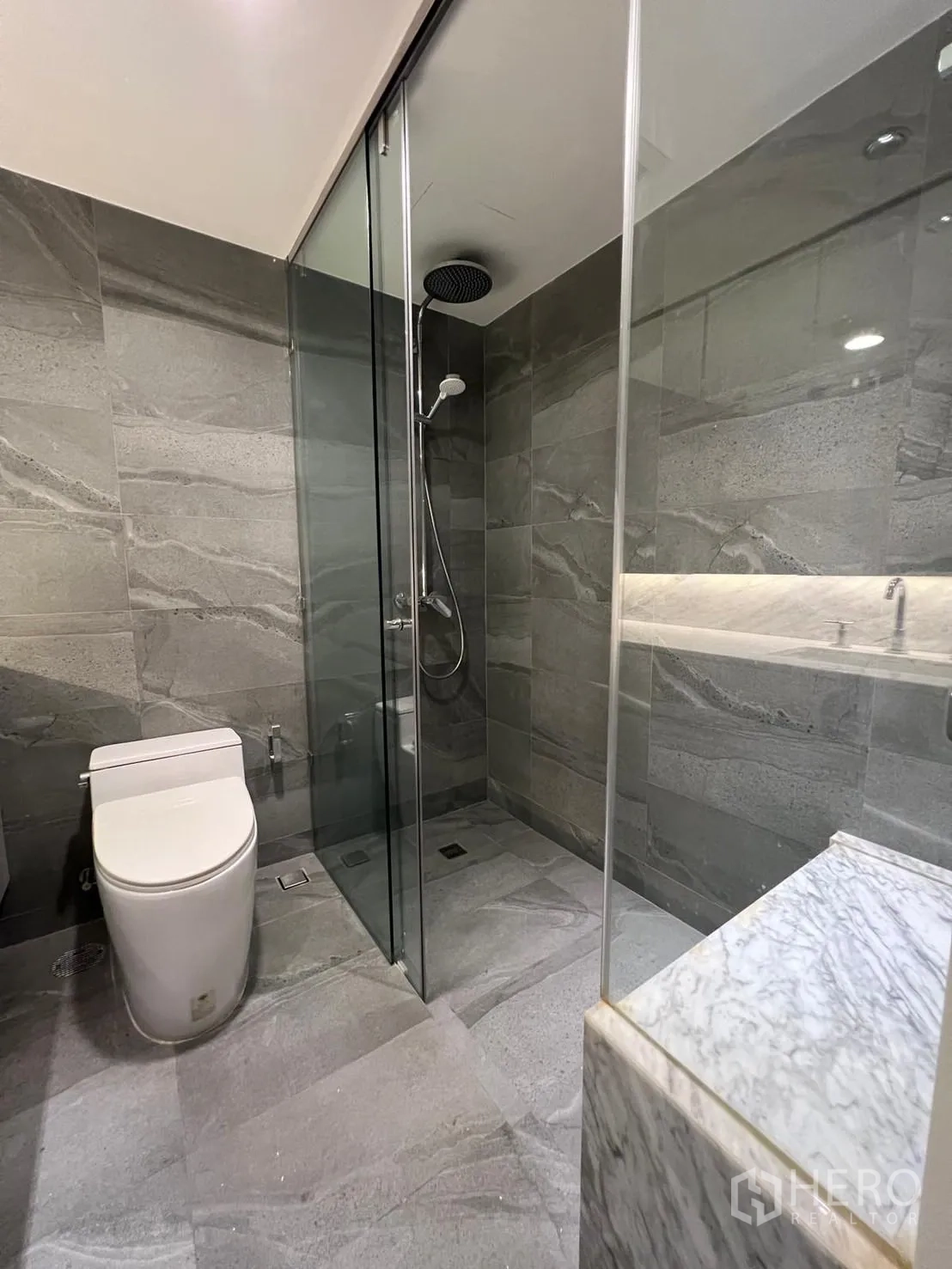 คอนโด ให้เช่าหรือขายในSathon, Bangkok - ห้องน้ำโทนเทา พร้อมตู้กระจกกั้นอาบน้ำแบบเรนชาวเวอร์และโถสุขภัณฑ์